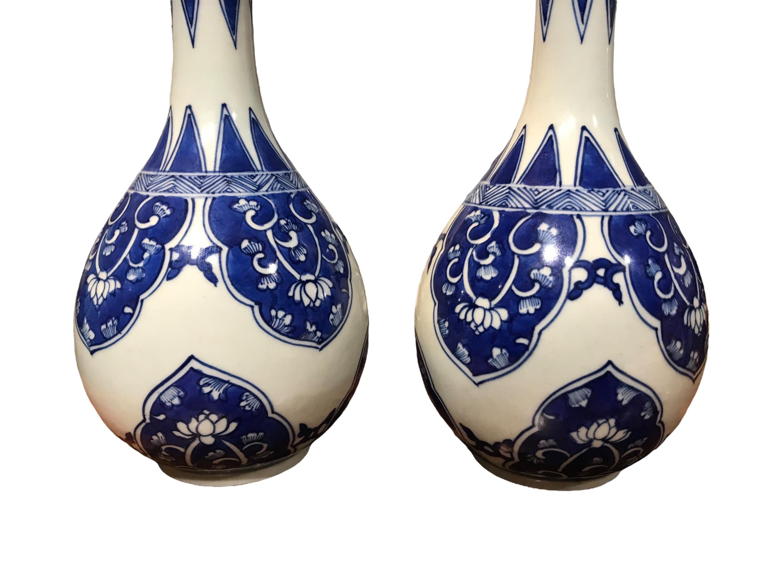 A PAIR OF LATE 19TH EARLY 20TH CENTURY CHINESE BLUE AND WHITE SUANTOUPING GARLIC MOUTH SHAPED - Image 2 of 3