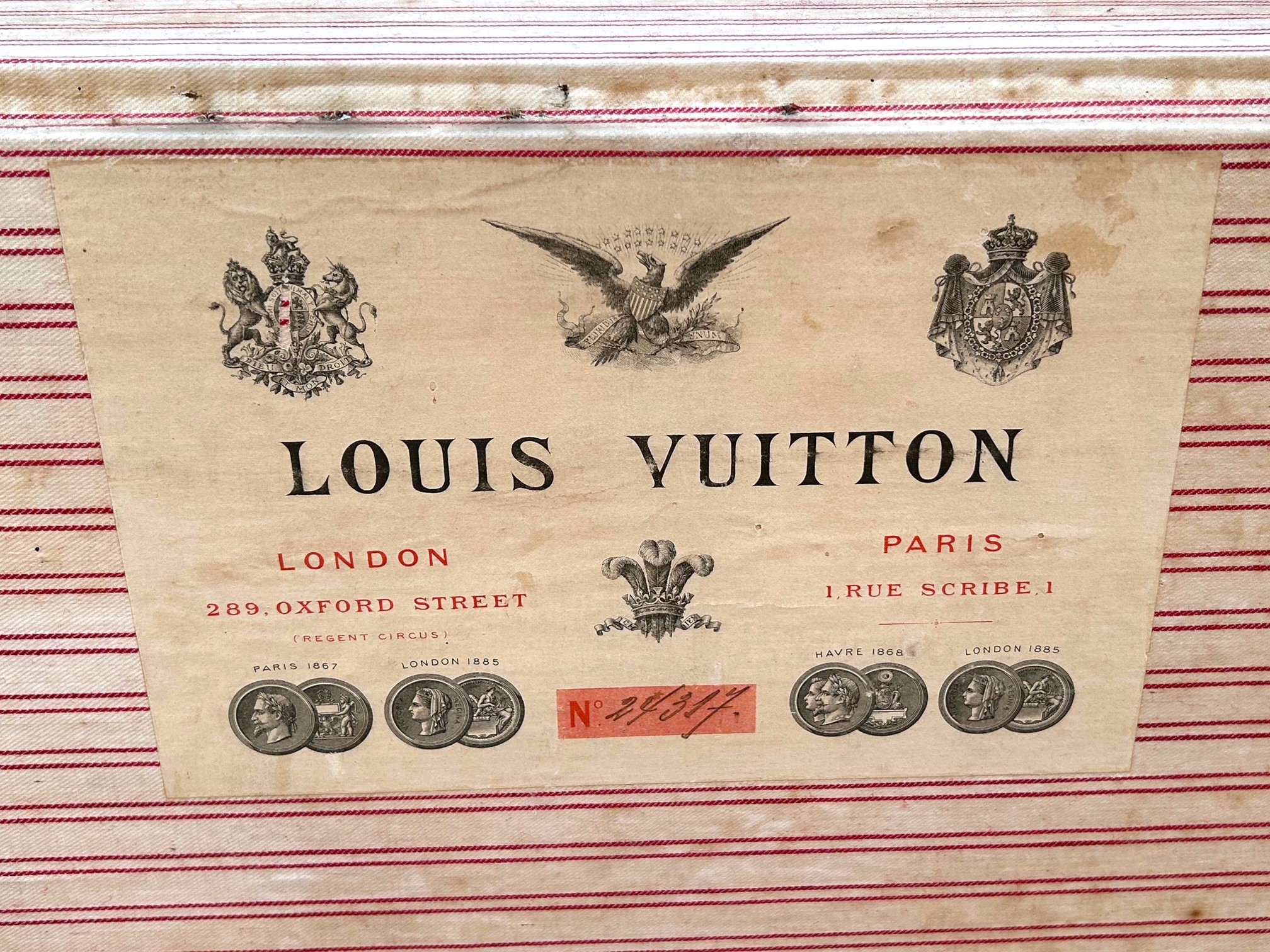 LOUIS VUITTON, A LATE 19TH/EARLY 20TH CENTURY WOODEN STEAMER TRUNK Marked ‘LV’ to both metal - Image 10 of 11
