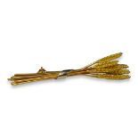 A VINTAGE ITALIAN 18CT YELLOW AND WHITE GOLD WHEATSHEAF BROOCH. (length 55cm x w 14mm x depth