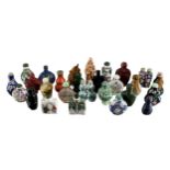 A LARGE COLLECTION OF CHINESE/ORIENTAL SNUFF AND SCENT BOTTLES.