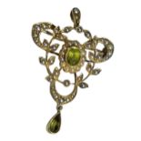 AN EDWARDIAN 14CT GOLD, PERIDOT AND SEED PEARL BROOCH/PENDANT. (50mm x 31mm, gross weight 5.4g)