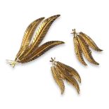 AN 18CT GOLD FERN BROOCH AND CLIP-ON EARRINGS SUITE. (brooch length 62mm x w 35mm x depth 10mm, 15.