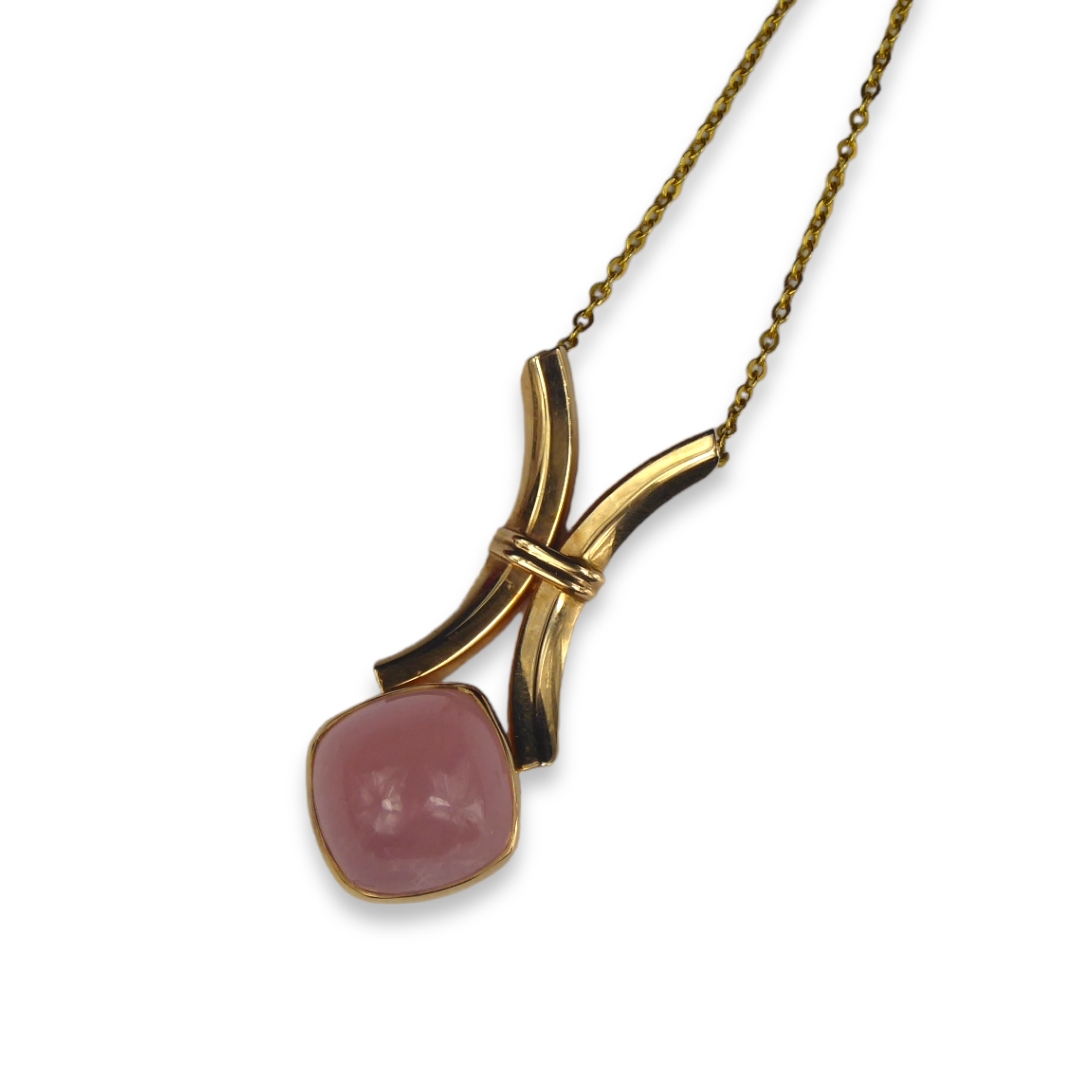 TUNTEMATON OKAND PORI, FINLAND. A 14CT YELLOW GOLD & ROSE QUARTZ PENDANT NECKLACE, HALLMARKED