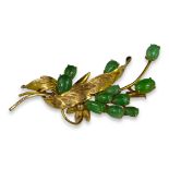 A 14CT GOLD AND JADE FLORAL BROOCH. (length 58mm x w 35mm x depth 11mm, gross weight 6.4g)