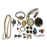 A COLLECTION OF SILVER JEWELLERY TO INCLUDE SILVER INGOT PENDANT, CAMEO BROOCHES, EARRINGS AND