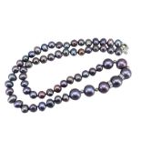 A BLACK PEARL NECKLACE. (length 46.5cm)