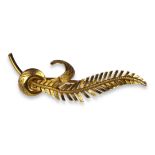 AN 18CT GOLD FLORAL LEAF BROOCH. (length 46mm x w 20mm x depth 10mm, 3g)