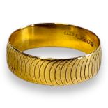 A VINTAGE 22CT GOLD WEDDING BAND Fine textured decoration. (size Q) Condition: good