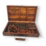 AN EARLY 20TH CENTURY AMERICAN TRADE, HUNTERS PELTING/SKINNING KNIFE KIT In pine case. Condition: