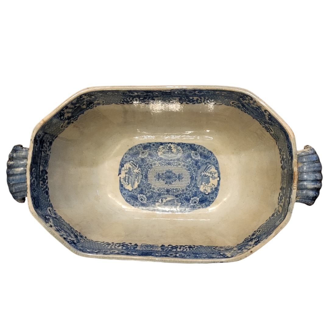 A VERY EARLY 19TH CENTURY STAFFORDSHIRE PEARLWARE BLUE AND WHITE TUREEN AND COVER, CIRCA 1800 - 1815 - Image 3 of 3