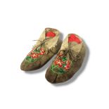 A PAIR OF ANTIQUE NATIVE AMERICAN INDIAN ANIMAL SKIN AND BEADWORK MOCCASINS Having green red and