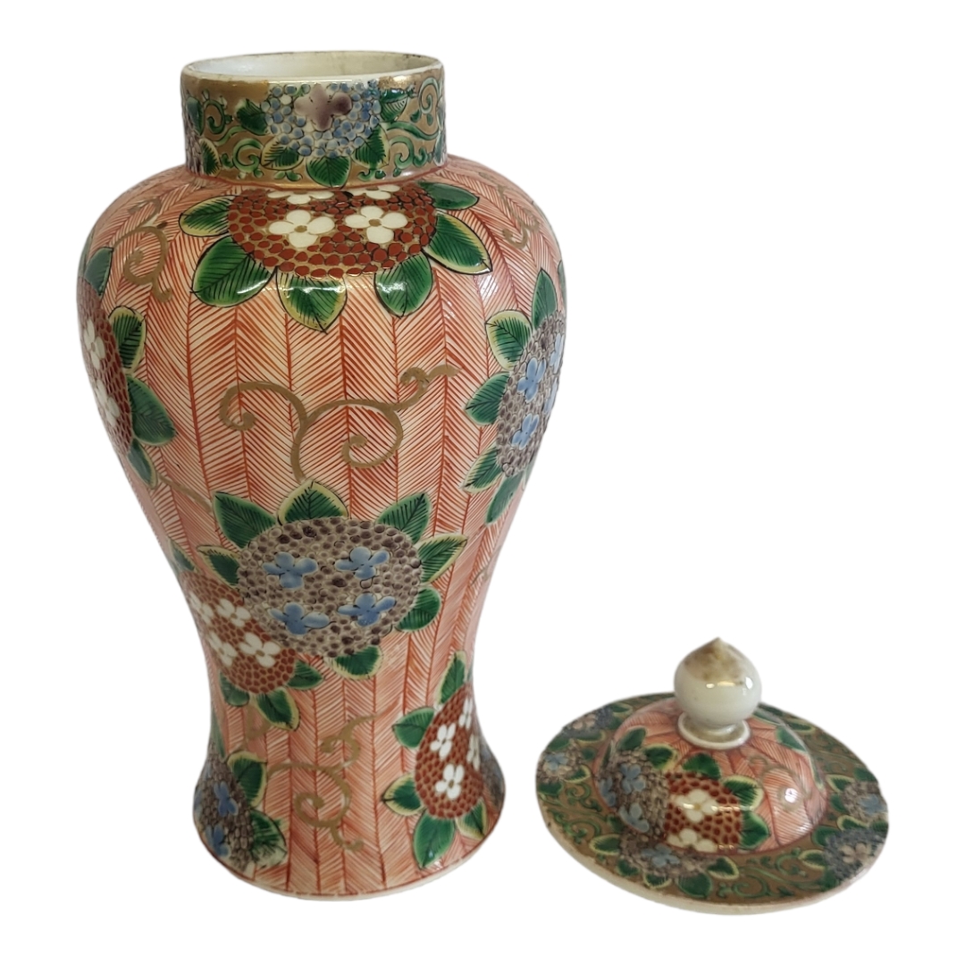 AN ANTIQUE 19TH CENTURY CHINESE FAMILLE ROSE MILLE-FLEURS QING DYNASTY PORCELAIN BALUSTER VASE AND - Image 8 of 9