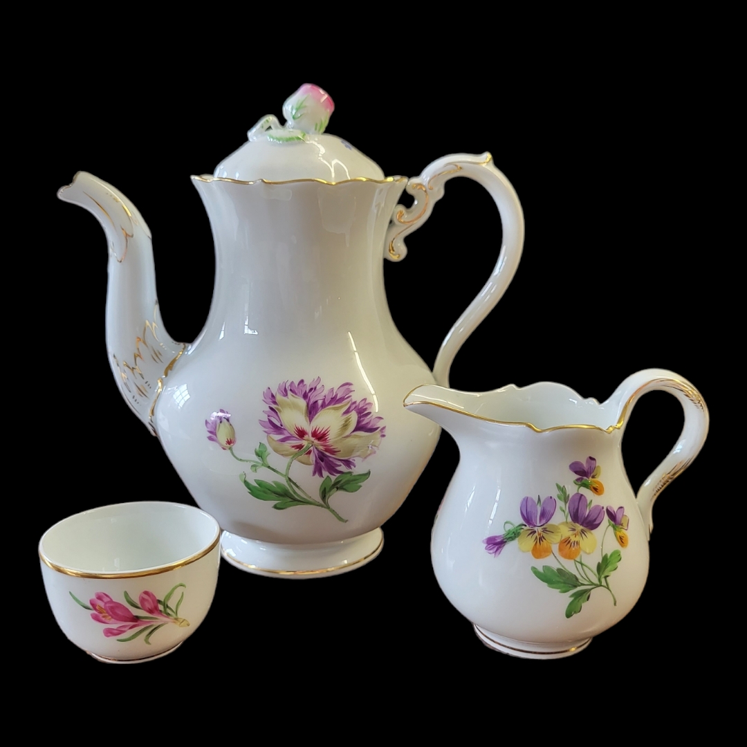 MEISSEN, AN EARLY 20TH CENTURY ALPINE DEUTSCHE BLUMEN THREE PIECE TEA SERVICE, CIRCA 1900 A - Image 2 of 3