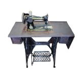 THE SINGER MANUFACTURING CO., AN EARLY 20TH CENTURY SEWING MACHINE The hand and foot wheel