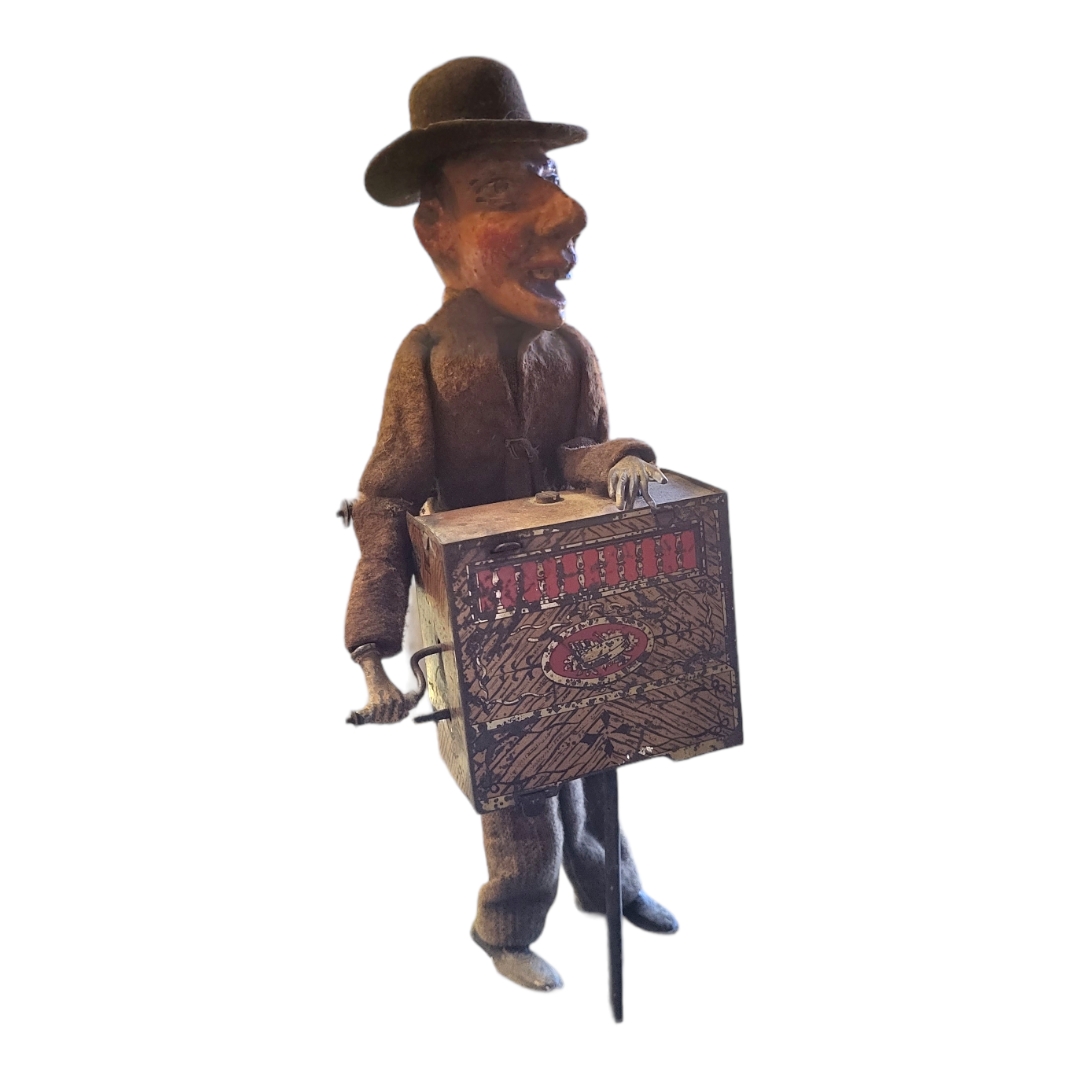 A LATE 19TH/EARLY 20TH CENTURY CONTINENTAL WIND UP TIN TOY OF GROTESQUE BARREL ORGAN PLAYER Possibly - Image 5 of 5