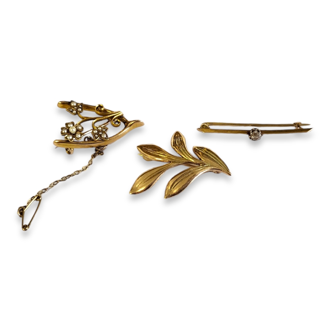 AN EARLY 20TH CENTURY 15CT GOLD AND SEED PEARL BROOCH Having an arrangement of seed pearls in a