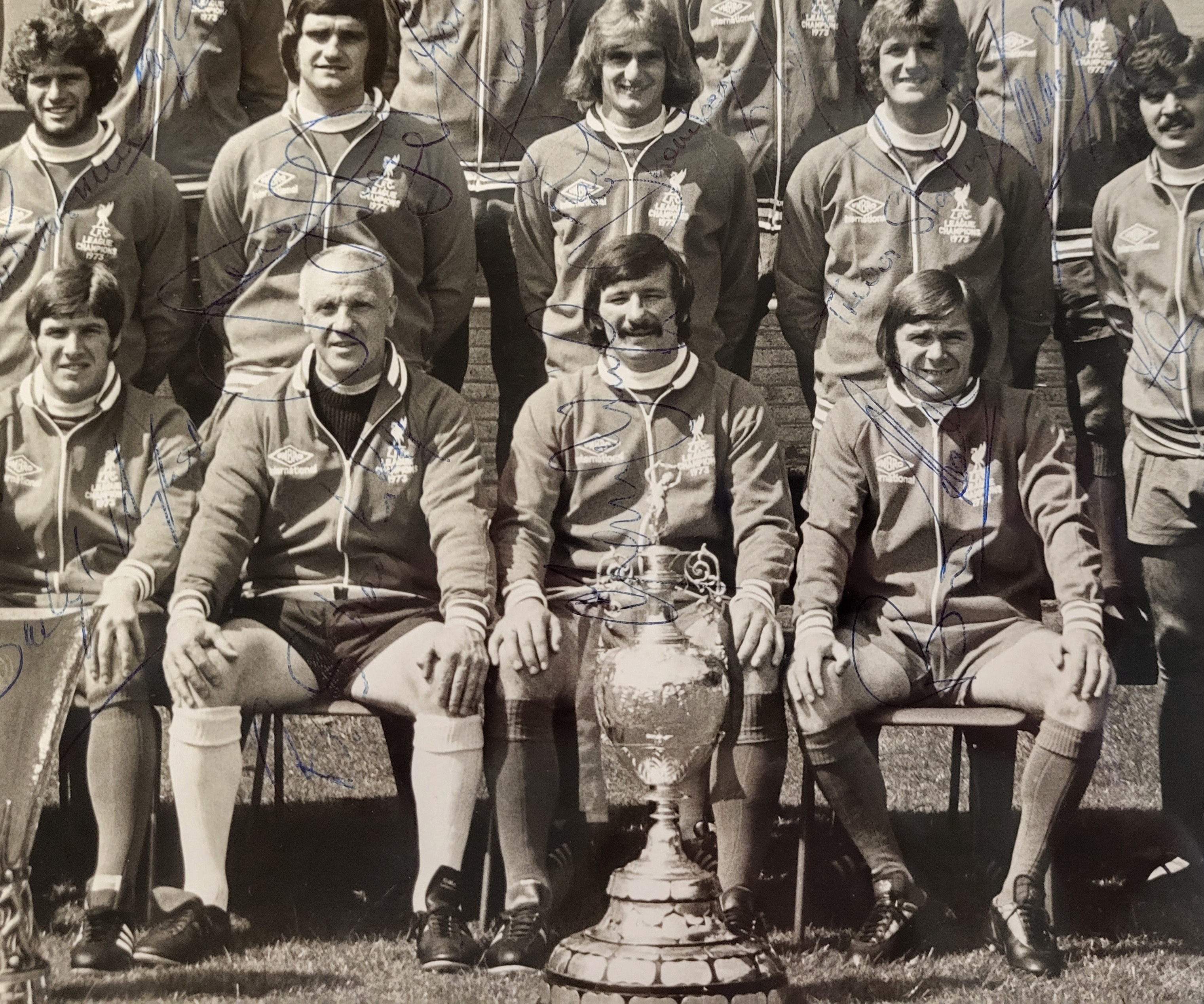 LIVERPOOL FOOTBALL CLUB,A LARGE AUTOGRAPHED BILL SHANKLEY TEAM PHOTOGRAPH Hand signed by the 1973/ - Image 4 of 4