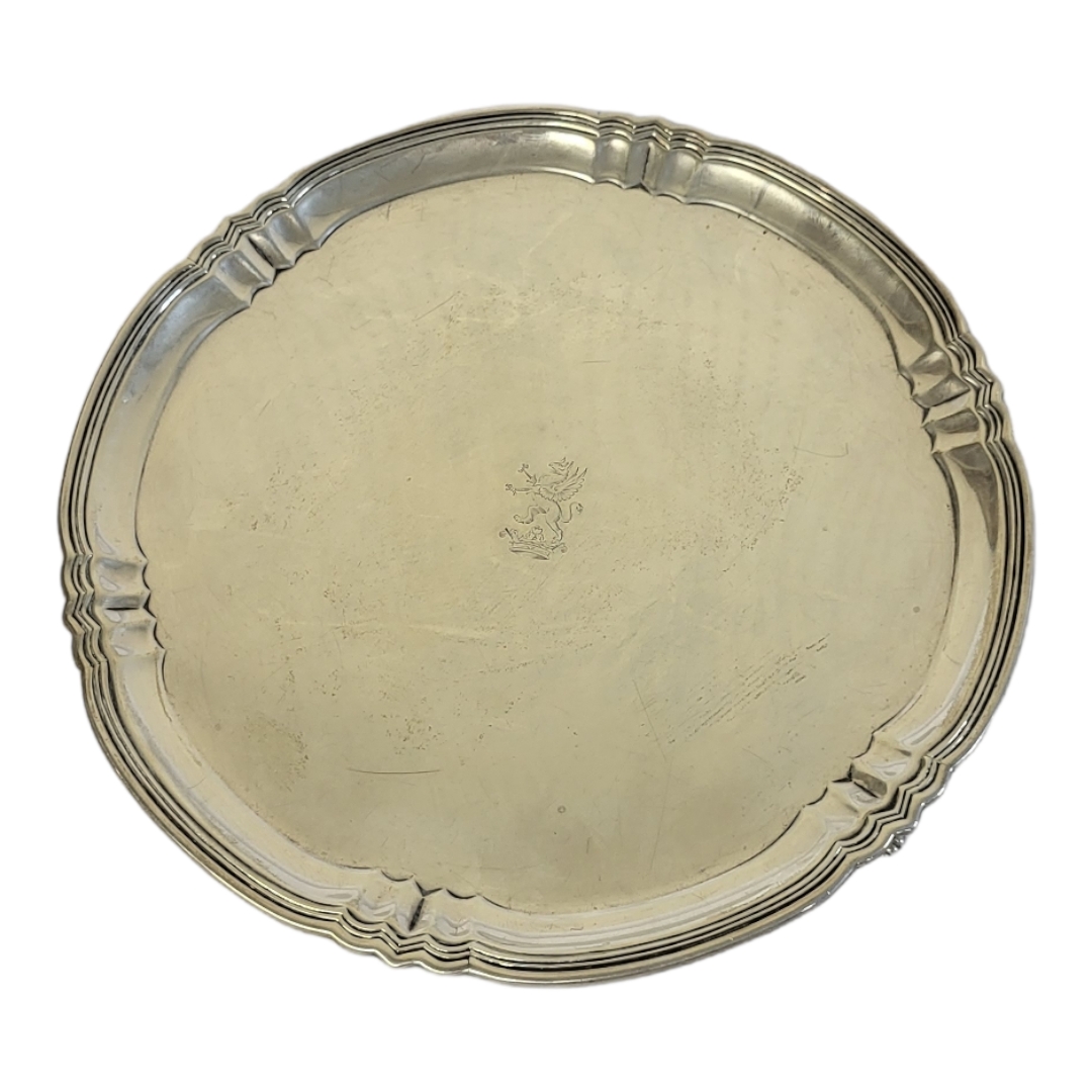 GOLDSMITHS AND SILVERSMITHS, AN EARLY 20TH CENTURY SILVER CIRCULAR SALVER With Art Deco design to - Image 2 of 4