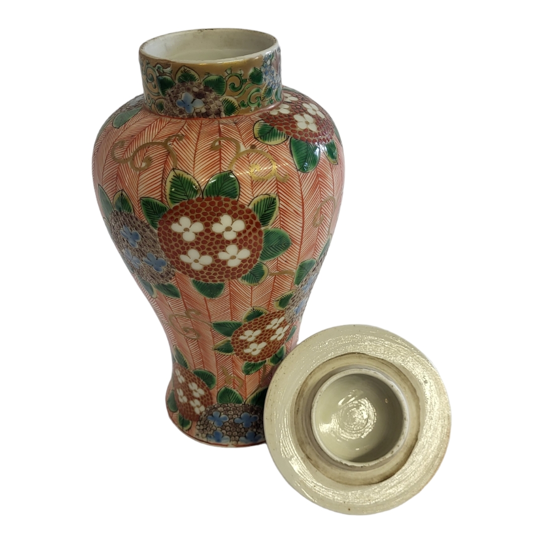 AN ANTIQUE 19TH CENTURY CHINESE FAMILLE ROSE MILLE-FLEURS QING DYNASTY PORCELAIN BALUSTER VASE AND - Image 5 of 9