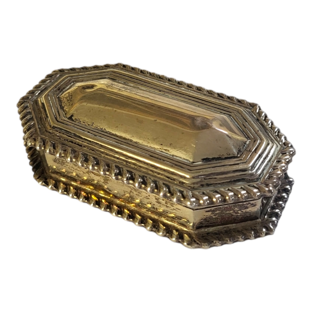 A VICTORIAN SILVER OCTAGONAL SNUFF BOX With gadrooned border, hallmarked Stokes and Ireland, - Image 2 of 3