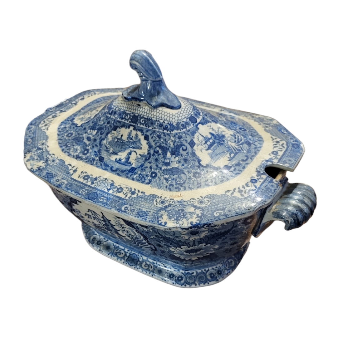 A VERY EARLY 19TH CENTURY STAFFORDSHIRE PEARLWARE BLUE AND WHITE TUREEN AND COVER, CIRCA 1800 - 1815 - Image 2 of 3