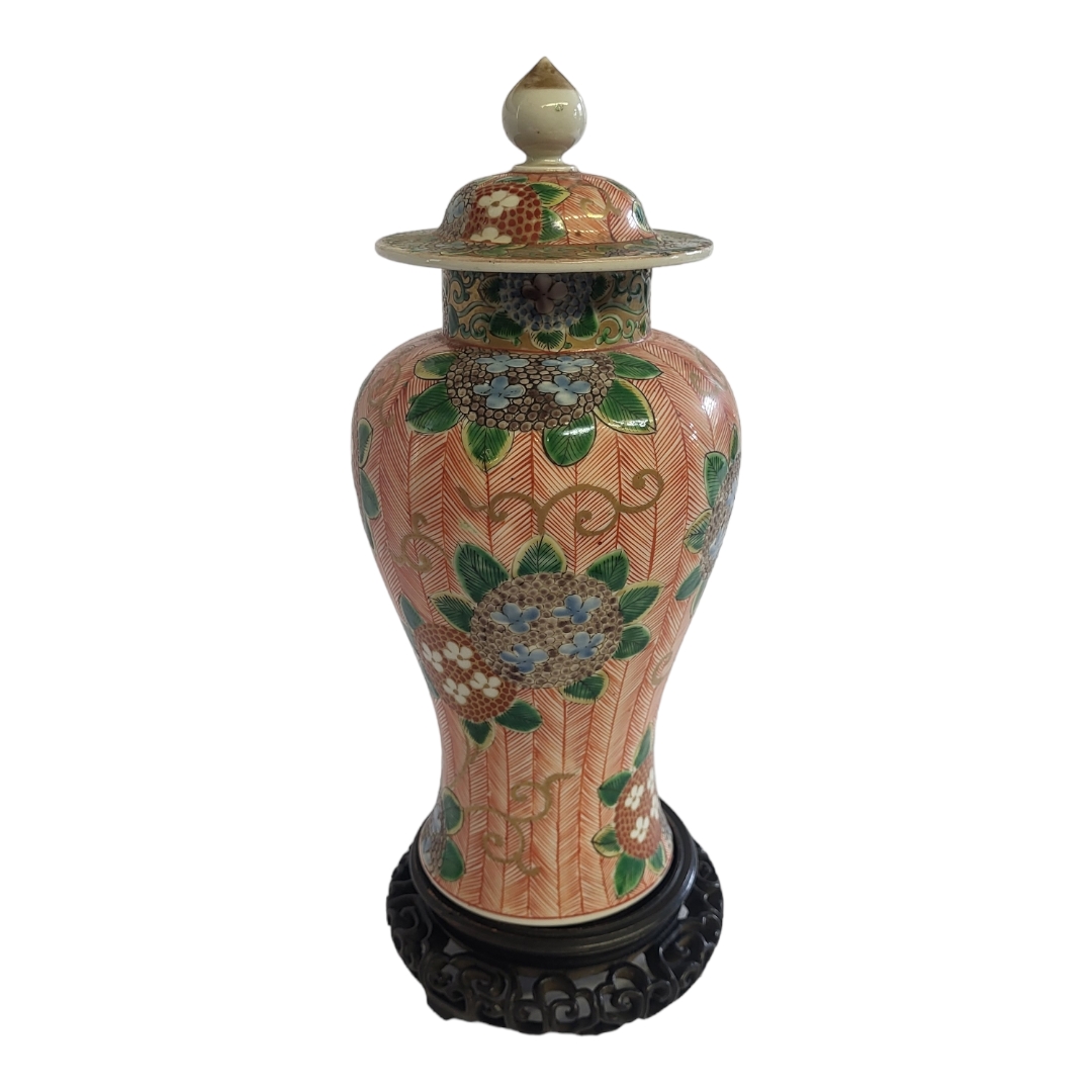 AN ANTIQUE 19TH CENTURY CHINESE FAMILLE ROSE MILLE-FLEURS QING DYNASTY PORCELAIN BALUSTER VASE AND - Image 2 of 9