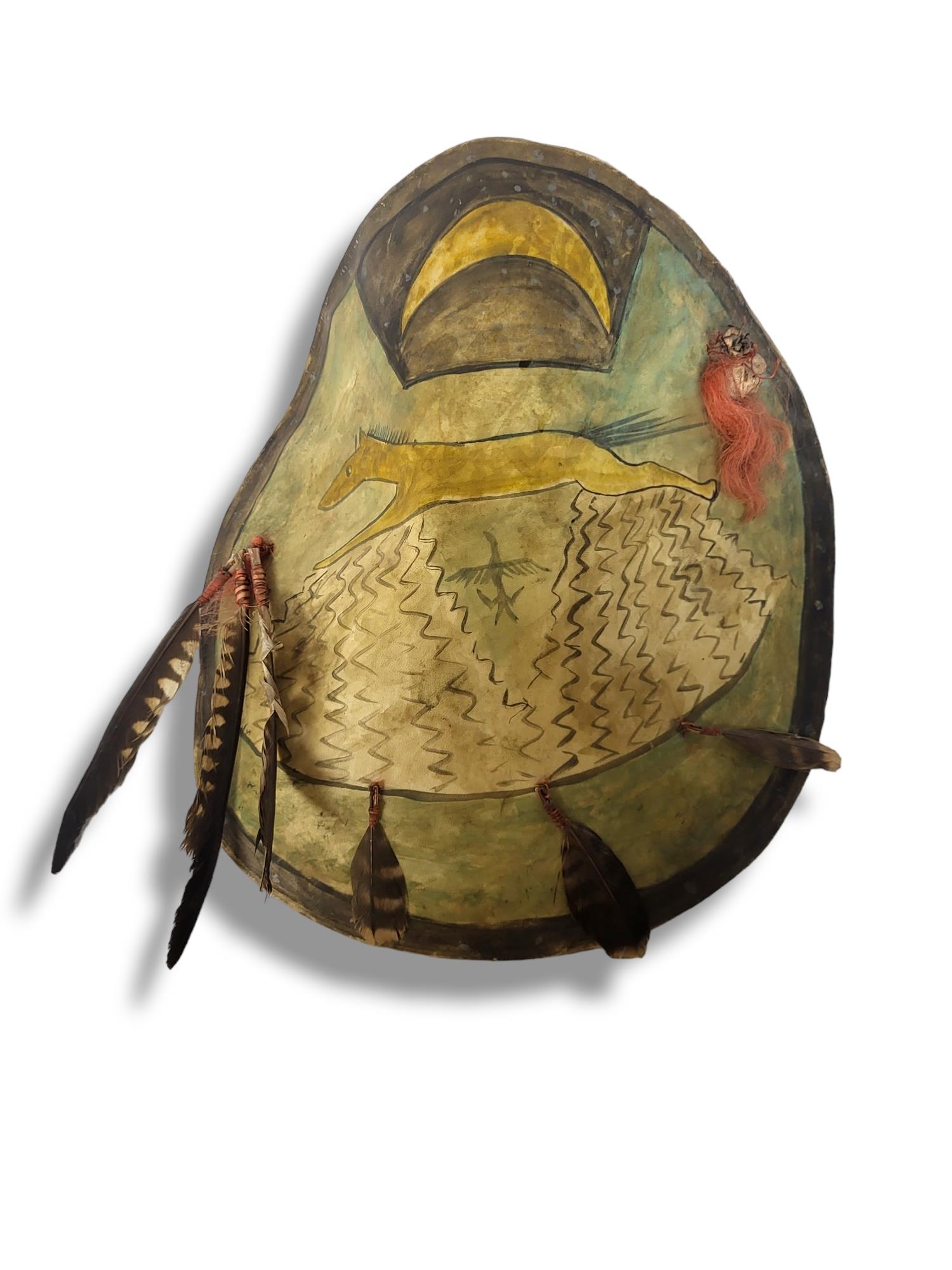 AN ANTIQUE NATIVE AMERICAN INDIAN ANIMAL SKIN 'MANDAN CHIEF' CIRCULAR SHIELD With hand painted - Image 2 of 6