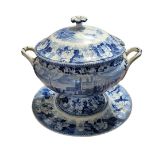 WEDGWOOD, AN EARLY 19TH CENTURY PEARLWARE BLUE AND WHITE TRANSFER PRINTED TUREEN AND COVER, CIRCA