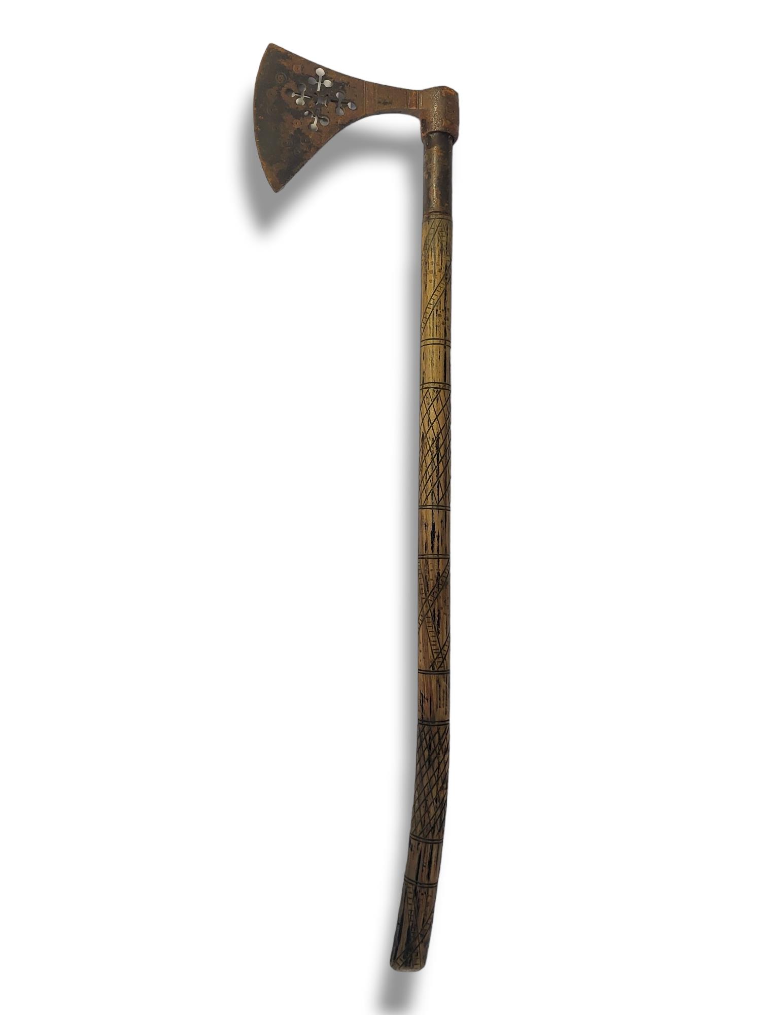 AN ANTIQUE NATIVE AMERICAN INDIAN IRON AND WOOD TOMAHAWK Having a iron axe head with copper - Image 2 of 5