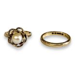 A 9CT GOLD AND PEARL RING The solitary pearl in a rope form design, together with a 9ct gold wedding