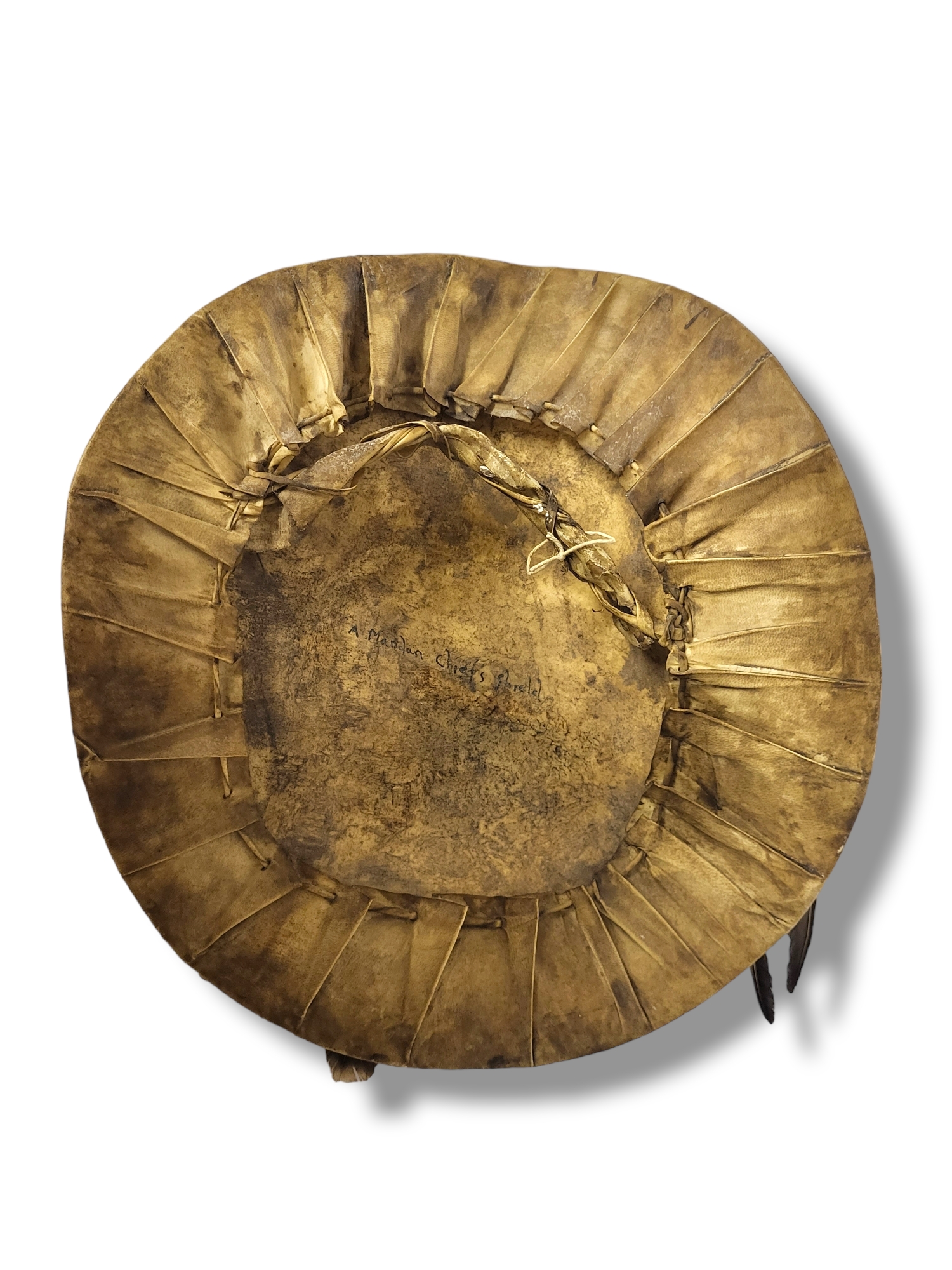 AN ANTIQUE NATIVE AMERICAN INDIAN ANIMAL SKIN 'MANDAN CHIEF' CIRCULAR SHIELD With hand painted - Image 5 of 6