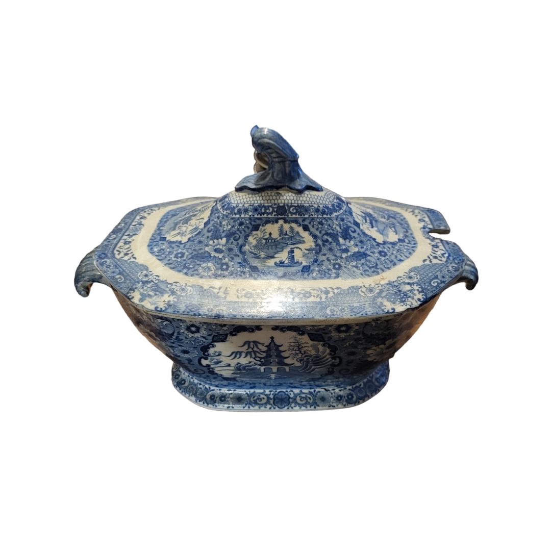 A VERY EARLY 19TH CENTURY STAFFORDSHIRE PEARLWARE BLUE AND WHITE TUREEN AND COVER, CIRCA 1800 - 1815