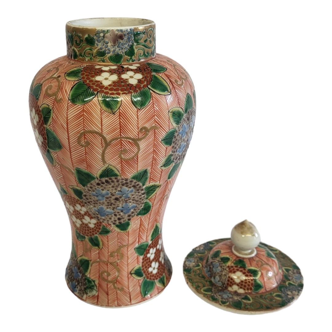 AN ANTIQUE 19TH CENTURY CHINESE FAMILLE ROSE MILLE-FLEURS QING DYNASTY PORCELAIN BALUSTER VASE AND - Image 9 of 9