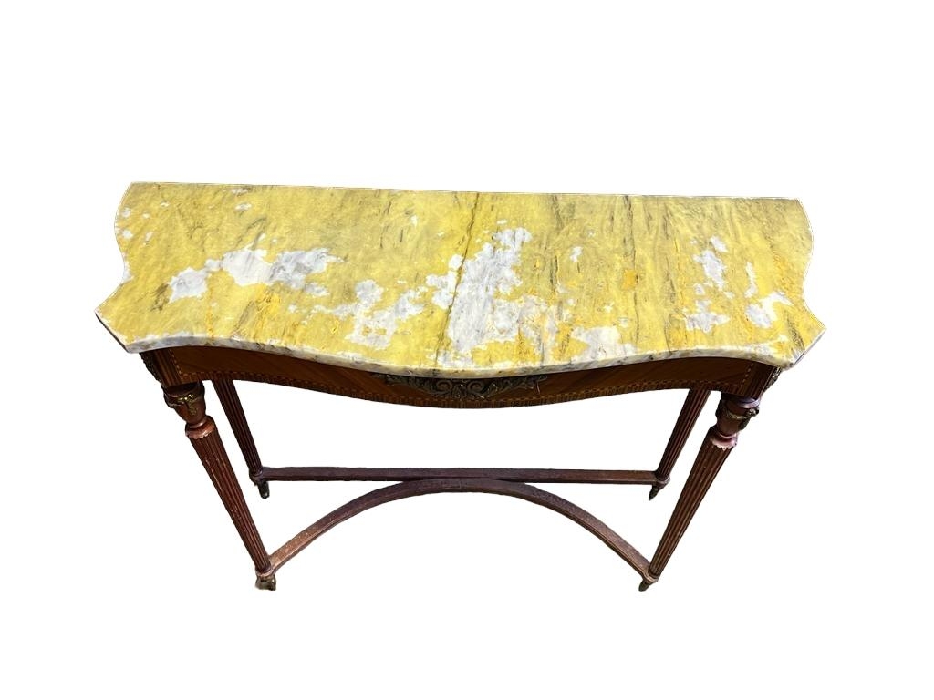 A PAIR OF MID 20TH CENTURY ITALIAN MAHOGANY CONSOLE TABLES The serpentine marble tops on fluted - Image 2 of 3