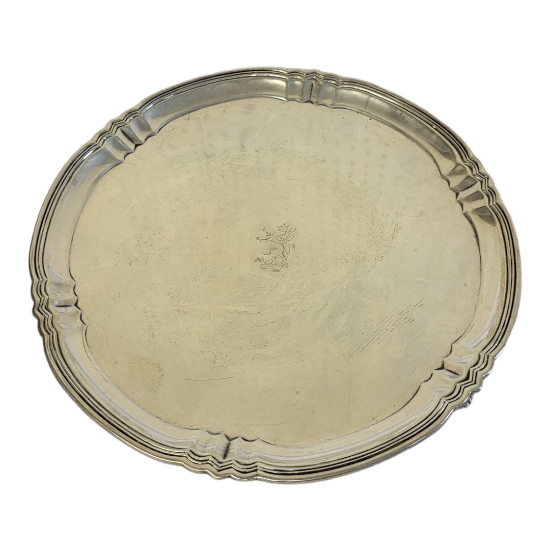 GOLDSMITHS AND SILVERSMITHS, AN EARLY 20TH CENTURY SILVER CIRCULAR SALVER With Art Deco design to