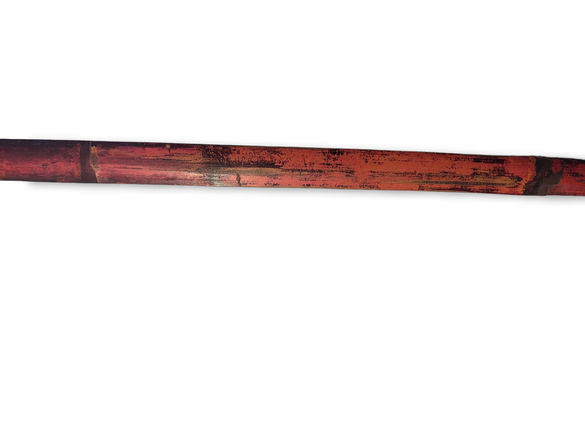 AN ANTIQUE NATIVE AMERICAN INDIAN WOODEN BOW Of curved form with carved finials and red painted - Image 3 of 6