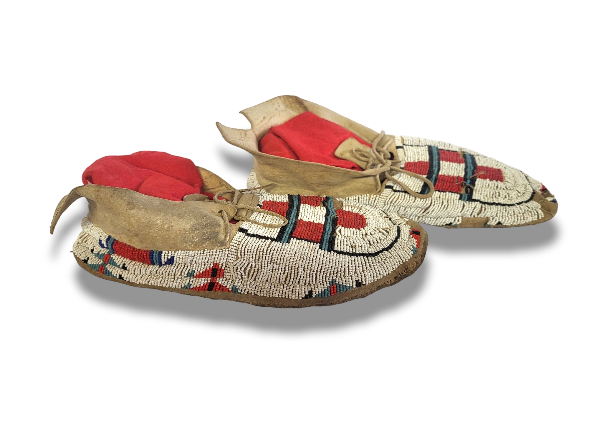 A PAIR OF ANTIQUE NATIVE AMERICAN INDIAN ANIMAL SKIN AND BEADWORK MOCCASINS Having red white and - Image 4 of 5