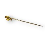 A VICTORIAN YELLOW METAL STICK PIN FORMED AS AN EAR OF CORN In a shaped velvet lined leather box. (