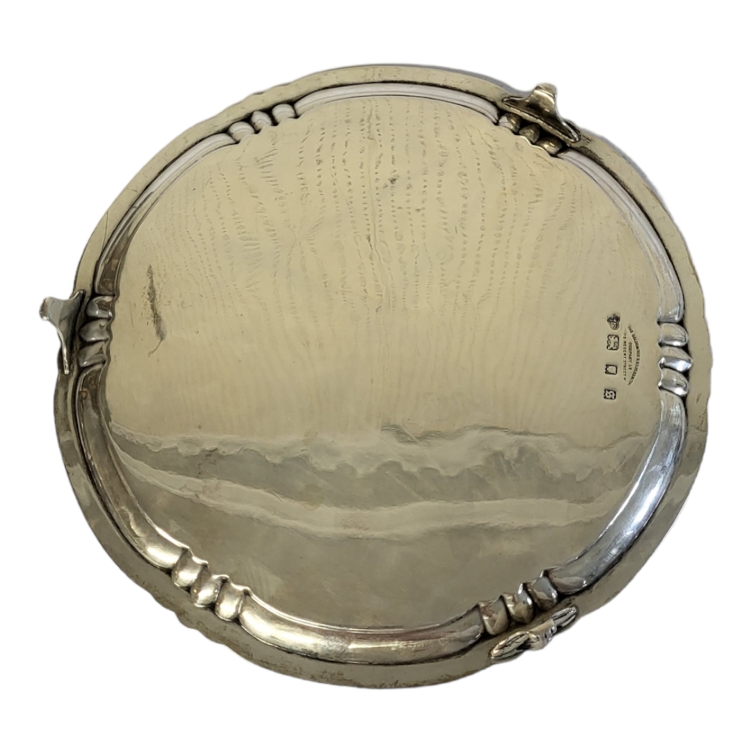 GOLDSMITHS AND SILVERSMITHS, AN EARLY 20TH CENTURY SILVER CIRCULAR SALVER With Art Deco design to - Image 3 of 4