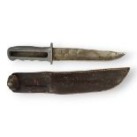 AN AMERICAN WWII FIGHTING KNIFE With aluminum grip, in leather scabbard. (30cm) Condition: good