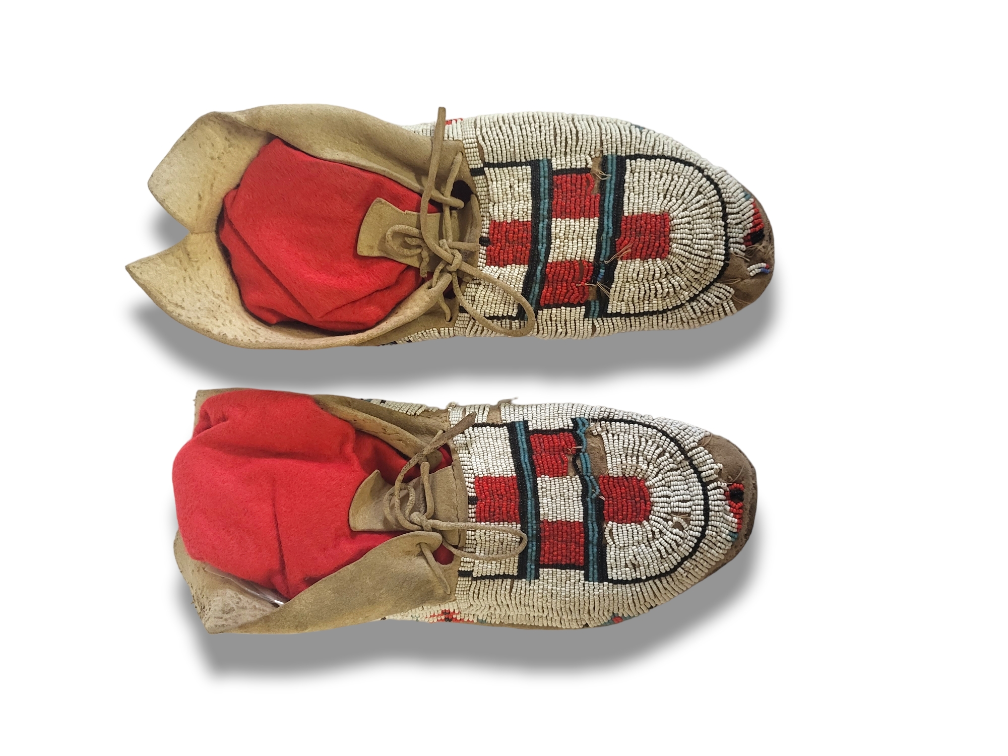 A PAIR OF ANTIQUE NATIVE AMERICAN INDIAN ANIMAL SKIN AND BEADWORK MOCCASINS Having red white and - Image 3 of 5