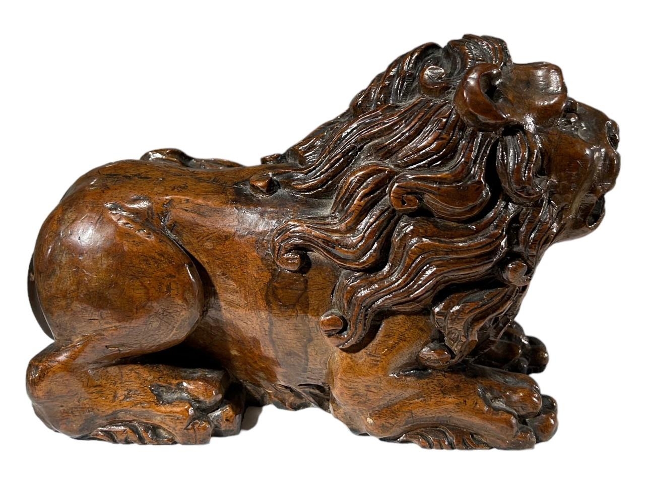 AN ITALIAN 18TH/19TH CENTURY (POSSIBLY WALNUT) CARVED WOOD FIGURE OF A LION. (h 12.5cm x w 20cm x - Image 2 of 7