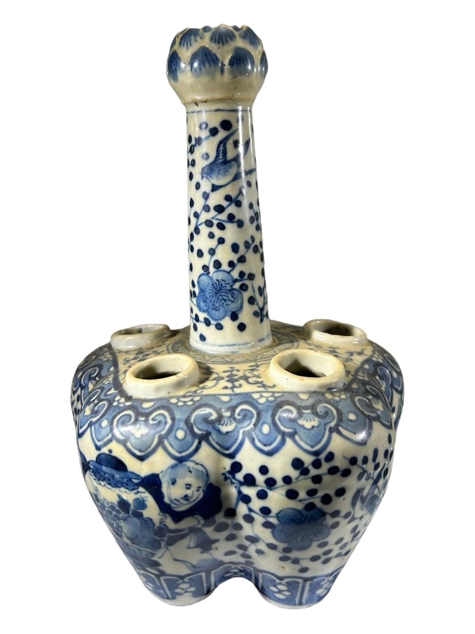 A LATE 19TH CENTURY CHINESE QING DYNASTY BLUE AND WHITE QUINTAL BULB VASE Having artichoke mouth, - Image 8 of 9