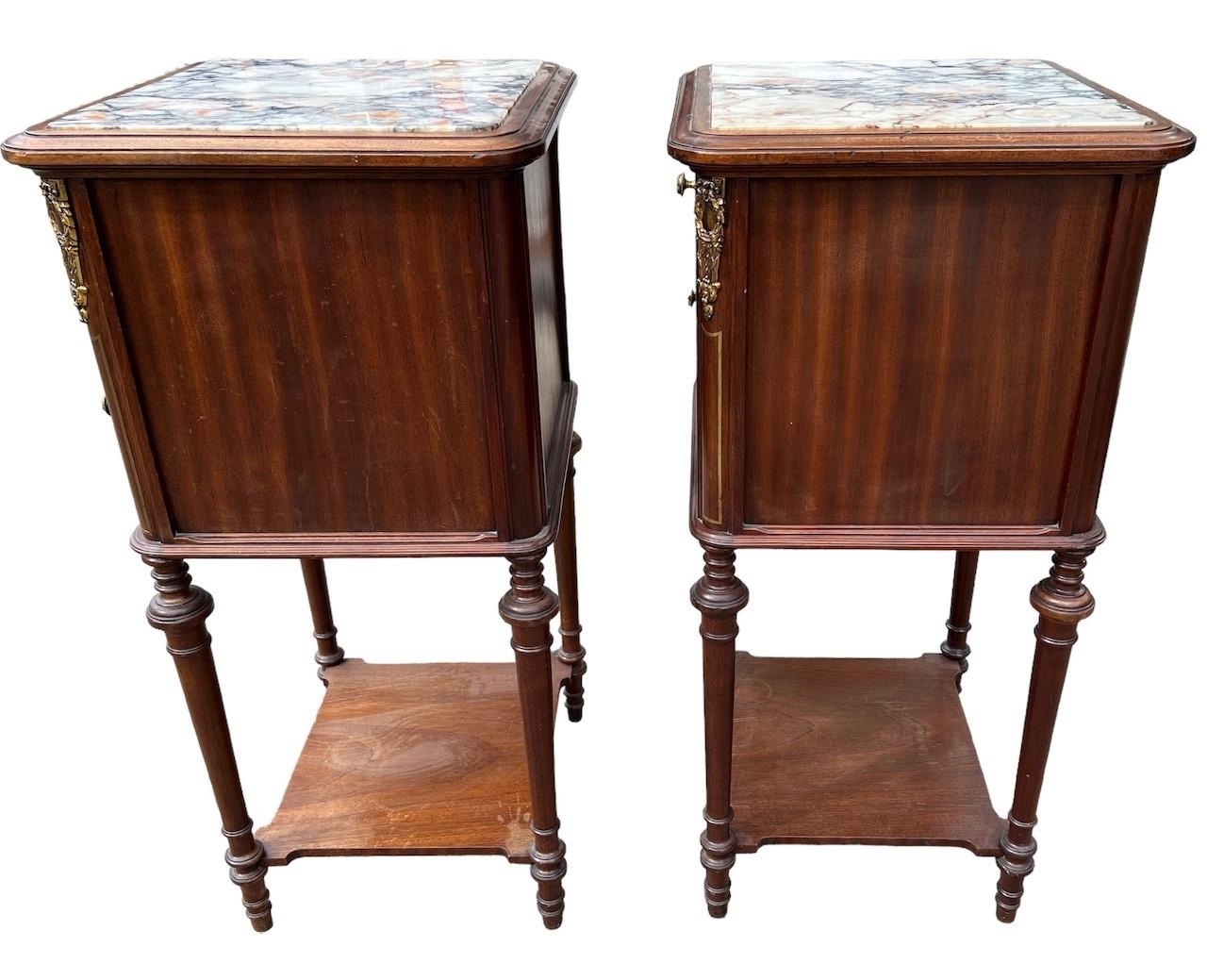 A PAIR OF 19TH CENTURY FRENCH LOUIS XVI DESIGN GILT METAL MOUNTED MAHOGANY AND INLAID BEDSIDE - Image 5 of 7