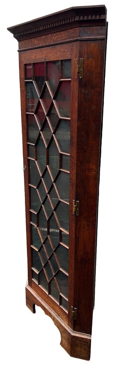 A 20TH CENTURY GEORGE III DESIGN OAK FLOORSTANDING CORNER CABINET With a single aster glazed door - Image 3 of 3