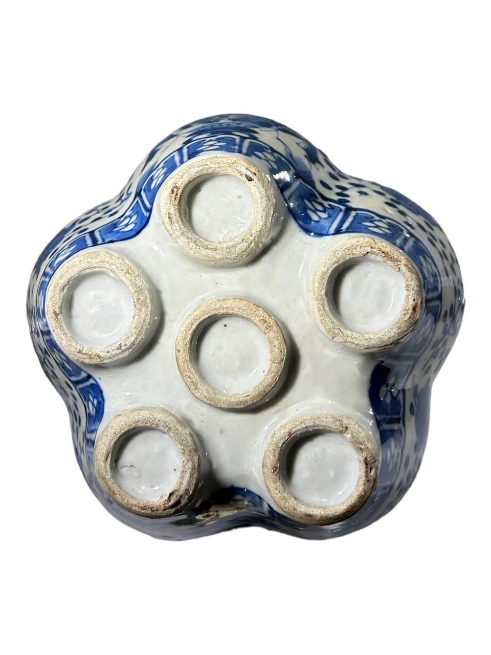 A LATE 19TH CENTURY CHINESE QING DYNASTY BLUE AND WHITE QUINTAL BULB VASE Having artichoke mouth, - Image 9 of 9