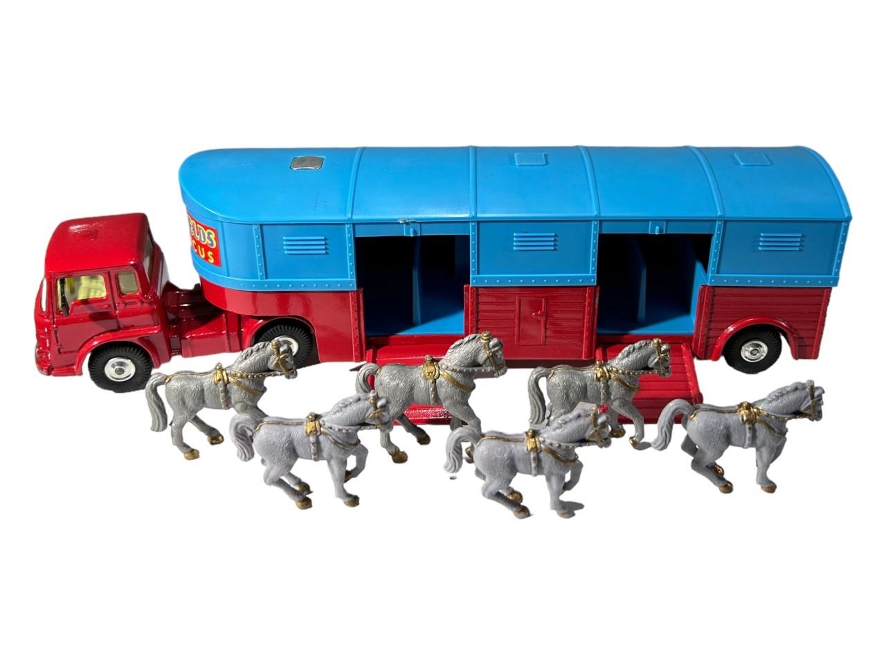 CORGI TOYS, NO1130, CIRCUS HORSE TRANSPORTER WITH HORSES & ORIGINAL BOX. (length 25.5cm) - Image 3 of 3