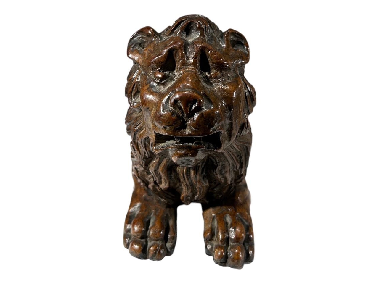 AN ITALIAN 18TH/19TH CENTURY (POSSIBLY WALNUT) CARVED WOOD FIGURE OF A LION. (h 12.5cm x w 20cm x - Image 6 of 7