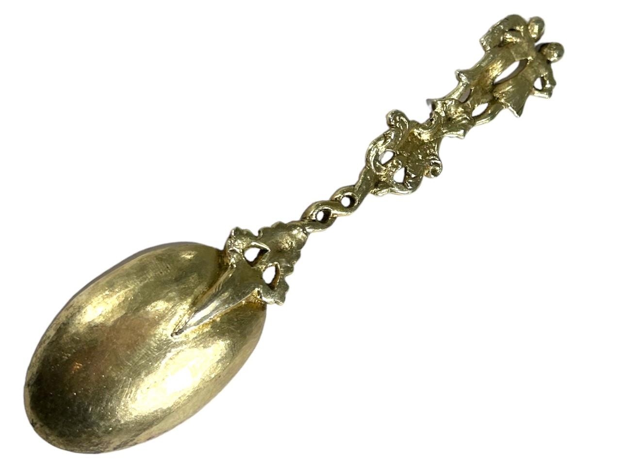 A SET OF EIGHT 19TH CENTURY POSSIBLY EARLIER DUTCH GILDED SPOONS, SPOONS TEST AS SILVER Having - Image 7 of 7