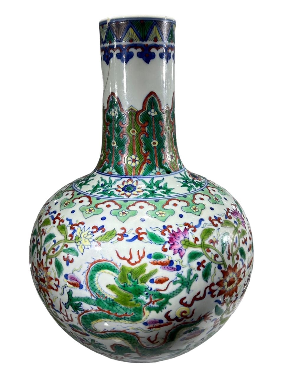 A CHINESE DOUCAI PATTERN BOTTLE VASE Decorated with four dragons chasing pearls of wisdom amongst - Image 5 of 6